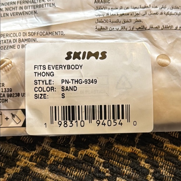 Skims Fits Everybody Thong Sand Size Small - Picture 4 of 4
